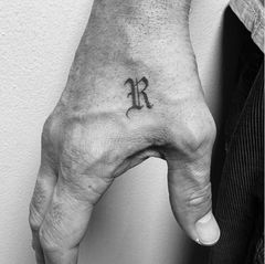Wofür dieser Buchstabe steht, kann uns wohl nur Taika Waititi selbst verraten. Auf Instagram schreibt der Schauspieler zu dem Tattoo nur: "Ich liebe Rugby." Ob das wohl stimmt oder ob das Tattoo nicht doch eine Liebeserklärung an Ehefrau Rita Ora ist? Schließlich zeigen sich die zwei regelmäßig bis über beide Ohren verliebt. Auch die Fans sind da eher misstrauisch. Ein Follower fragt scherzhaft: "Rugby Ora?"