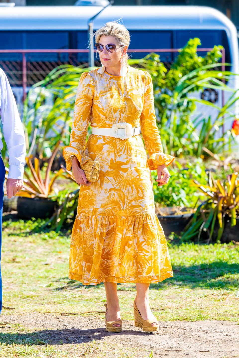 Am 13. Tag ihrer Karibik-Reise strahlt Königin Máxima durch und durch. Das lange Sommerkleid wird abgerundet durch die vielen passenden Details. 