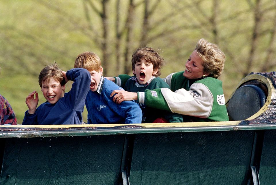 Bei einem Ausflug mit ihren Söhnen Prinz William und Prinz Harry in den "Alton Towers"-Freizeitpark setzt Diana ebenfalls auf die bequeme Eagles-Jacke. 