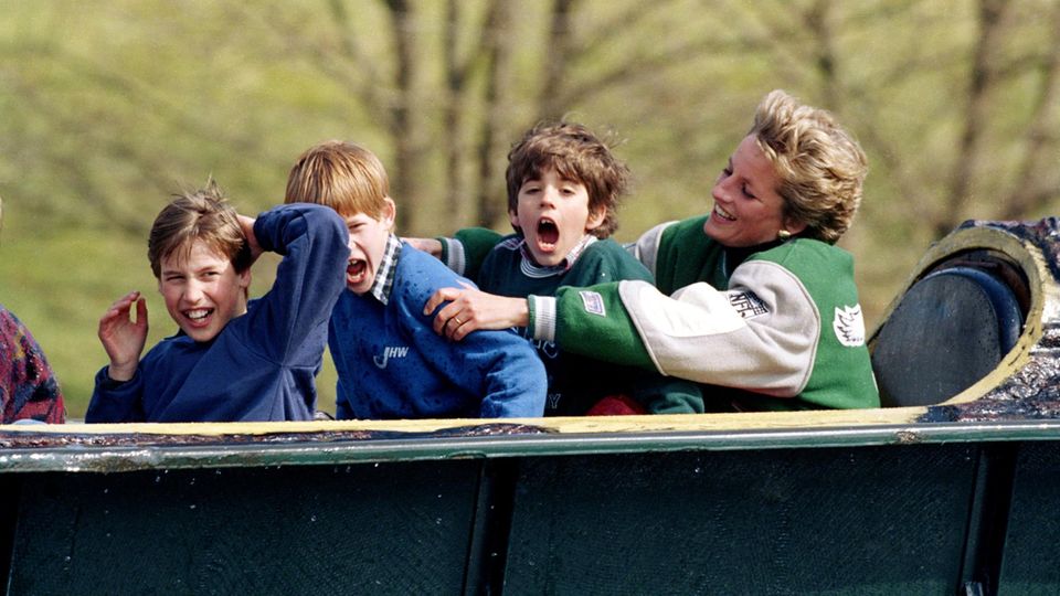 Bei einem Ausflug mit ihren Söhnen Prinz William und Prinz Harry in den "Alton Towers"-Freizeitpark setzt Diana ebenfalls auf die bequeme Eagles-Jacke. 