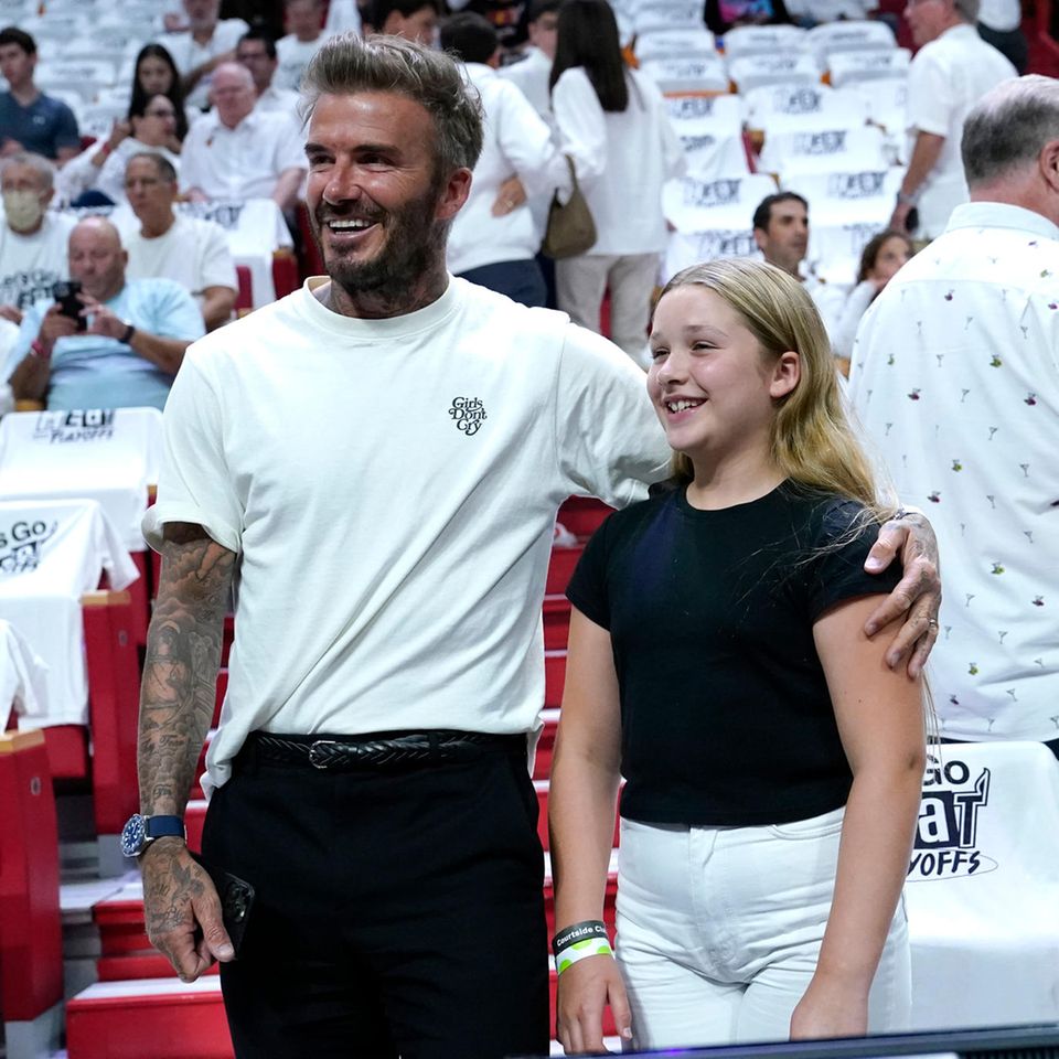 David Beckham und Harper Beckham posieren für ein Foto.