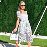 Sonnenschein Paris Hilton verstrahlt beim JPMorgan Chase Event in Miami zauberhafte "Bridgerton"-Vibes. Die frischgebackene Mutter trägt ein Midi-Kleid mit floraler Spitze von Self-Portrait. Eine weiße Louis Vuitton-Tasche, eine Cat-Eye-Sonnenbrille und Pumps komplettieren ihren aparten Auftritt. 