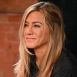 Bei den Dreharbeiten zeigt sich Jennifer Aniston kürzlich mit einem verschmitzen Grinsen im Gesicht. Kleine Lachfältchen umspielen ihre Augen, das Make-up hält sie natürlich. Die leicht gestuften Haare erinnern an den "Rachel"-Cut, der immer noch fast genau so beliebt ist wie sie selbst.