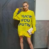 Bei der Eröffnungsparty der New York Fashion Week in den Pier59 Studios überrascht das ukrainische Model Alina Baikova mit einer politischen Botschaft auf ihrem Pulloverkleid. Die Farben ihres oversized Pullovers zieren nicht nur die ukrainische Flagge, sondern beinhalten auch eine Botschaft für den russischen Präsidenten. 