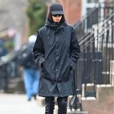 Stylisch durch den New Yorker Regen. Auch im praktischen Outfit für fiese Wintertage sieht Irina Shayk super cool aus. Sie trägt schwarze Overknee-Boots, eine schwarze Cap und eine schwarze Regenjacke, bei der erst von hinten betrachtet klar wird, um was für Luxus-Piece es sich dabei handelt ...