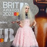 Kristen Mc Menamy zeigt sich bei den Brit Awards 2023 als Gothic Prinzessin. Im rosafarbenem Tüllkleid mit schwarzem Saum läuft sie über den Red Carpet.