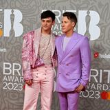 Mut zu Farbe beweisen Tom Daley und Dustin Lance Black. Im pinkfarbenen bzw. lavendelfarbenen Anzug sind sie absolute Hingucker.