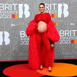 Nach einer Fehlgeburt scheint Jessie J ihre Schwangerschaft gleich doppelt und dreifach zu genießen. Und ihren wachsenden Bauch möchte sie auch der Öffentlichkeit nicht vorenthalten. In diesem extravaganten Look wird ihre Kugel durch ein großes Cut-Out am Bauch betont. Extra Glam gibt es durch einen Umhang aus gerüschtem Stoff.