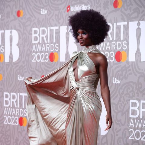 Auch Jodie Turner-Smith ist ein Garant für Wow-Looks! Die Britin schreitet in einer silbermetallisch schimmernden Robe von Zuhair Murad über den Red Carpet.
