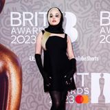Im aufgepimpten Kleinen Schwarzen besucht Kim Petras die Brit Awards 2023. Sie kombiniert zu ihrem Kleid hohe Armstulpen und eine Balaclava. Das Augen-Make-up erledigt den Rest für einen Knaller-Auftritt.