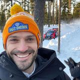 12. Februar 2023  So sieht ein glücklicher Prinz aus! Carl-Philip von Schweden hat gerade die Rally Sweden in Umeå eingeweiht, eine von insgesamt 13 der Rally-Weltmeisterschaft. Seinem verschneiten Selfie nach zu urteilen, ist seine Freude riesengroß, auch weil er mit dem Weltmeister Petter Solberg schon mal probefahren durfte.