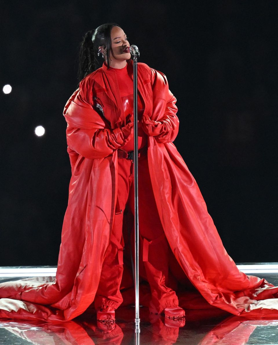 Rihannas langer Mantel ist eine maßgeschneiderte Anfertigung von Alaïa.