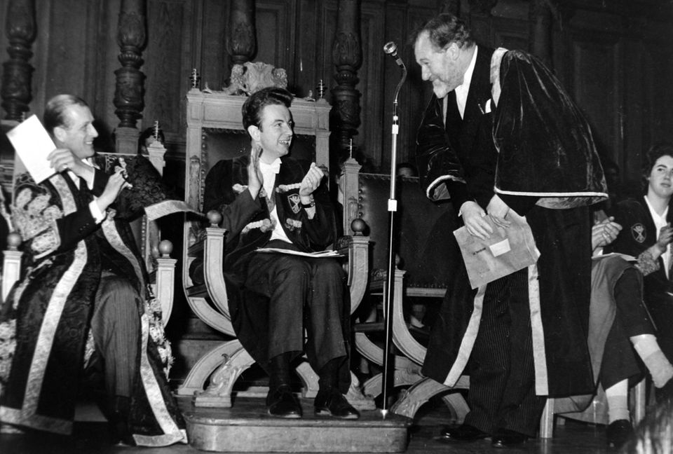 König Charles: Prinz Philip (†, li.) mit Schauspieler James Robertson Justice (†, re.) bei einer Aufführung am 12. Februar 1964 im schottischen Edinburgh. Prinz Philip (†, li.) mit Schauspieler James Robertson Justice (†, re.) bei einer Aufführung am 12. Februar 1964 im schottischen Edinburgh.