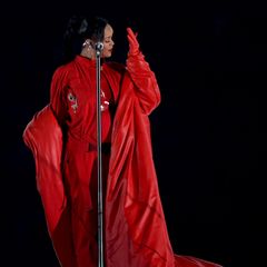 ... gegen Ende ihrer Performance wechselt Rihanna noch einmal ihre Jacke. Das Modell, ebenfalls von Alaïa, stellt eine Hommage an die verstorbene Modeikone und den ehemaligen Vogue-Kreativdirektor, André Leon Talley (73 †) dar. Dieser wurde in der Vergangenheit oft in einem auffälligen roten Mantel der Designerin Norma Kamali abgelichtet. 