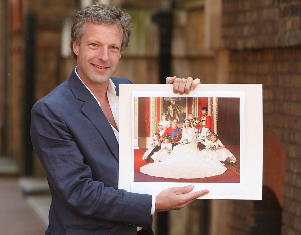 Hugo Burnand war bereits bei einigen Anlässen Fotograf der königlichen Familie, unter anderem bei der Hochzeit des Prince und der Princess of Wales im Jahr 2011.