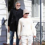 Am Set zu den Dreharbeiten des Apple TV+ Films "Wolves" zeigen sich Brad Pitt und George Clooney modisch unterschiedlich: Der eine jugendlich-gelassen, der andere leger-klassisch. Mit Fischerhut, pelzigem Outfit und der verinnerlichten Y2k-Ästhetik bildet Brad Pitt damit einen sichtlichen Kontrast zu seinem Schauspielkollegen George Clooney. Der Hollywood-Star hält es in Jeans und zweireihigem Mantel konservativer. Ob es sich dabei um Looks für ihre Rollen handelt, oder sie am Set in ihrer eigenen Kleidung unterwegs waren, bleibt wohl bis zur Ausstrahlung abzuwarten ...