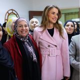 Frühlingshaft in einer rosa Cabanjacke besucht Königin Rania die Al Nashmiyat Charitable Society, eine Organisation zur Unterstützung von Frauen in Jordanien. Die Jacke der italienischen Marke Sportmax steht Rania dabei hervorragend und bringt ihr Gesicht regelrecht zum Strahlen!