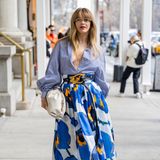 Julianne Hough ist bekannt für ihren coolen, lässigen Style. Die Schauspielerin zeigt auch bei der New York Fashion Week ihr Gespür für Mode. Zu einem Maxirock mit Blumen-Design trägt sie eine gestreifte Bluse. Als wäre dieser Mustermix nicht schon cool genug, trägt Julianne ihr Shirt aufgeknöpft und offenbart ein sexy Dekolleté.
