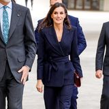 Für eine Preisverleihung wählt Königin Letizia einen feminin geschnittenen Zweiteiler mit Gürtel von Inés Martín Alcalde. Letizia trägt dazu burgunderfarbene  Accessoires und funkelnde Diamant-Ohrringe und beweist, dass Business Looks keinesfalls langweilig sind. 