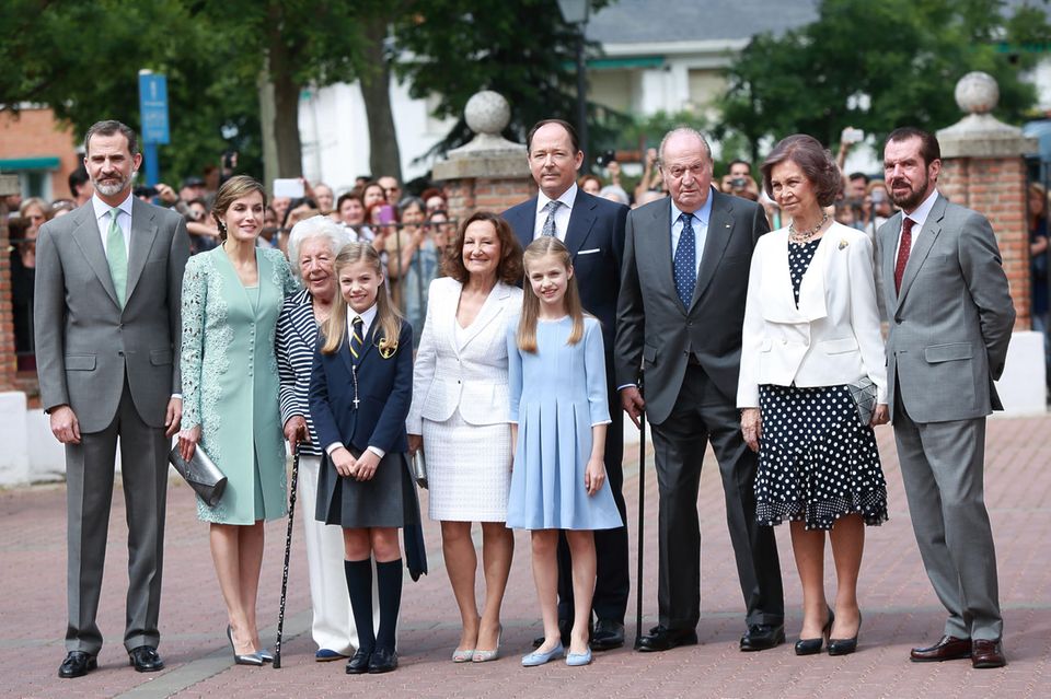 Bei Prinzessin Sofías Kommunion darf Großvater Jesús Ortiz (ganz rechts) nicht fehlen. 
