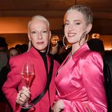 Mit Mama zu GNTM? Wie harmonisch das funktionieren kann, beweisen Martina und Lou-Anne Gleissenebner-Teskey in der 17. Staffel. Am Ende stehen beide im Finale. Töchterchen Lou-Anne holt sogar den Sieg nach Hause. Und auch nach GNTM bleiben sie erfolgreich und stehen gerne vor der Kamera – gemeinsam und allein. 