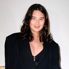 Alex Mariah Peter gewinnt die 16. Staffel von GNTM. Mit ihrer bodenständigen Art schafft es das trans Model die Herzen vieler Fans zu erobern. Seither ist sie als Model sehr erfolgreich. Äußerlich hat sich jedoch etwas getan: Innerhalb von einem Jahr hat sie über 40 Kilo zugenommen, das verrät sie auf ihrem Instagram-Account. Offen und selbstbewusst geht sie mit ihrem Körperwandel um. 
