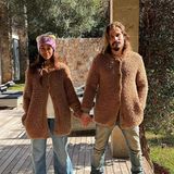 Auch bei Zoe Saldana und ihrem Mann Marco Perego wird's am Valentinstag extrakuschelig. In hellbraunen Strickjacken und Jeans egeh sie den Tag der Liebe ganz lässig im Zwillingslook an.