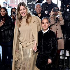 Ellen Pompeo sorgt für den Überraschungsmoment der New York Fashion Week. Gemeinsam mit ihrer achtjährigen Tochter Sienna May nimmt der "Grey's Anatomy"-Star in der ersten Reihe Platz. Ihre Outfits könnten dabei nicht unterschiedlicher sein. 