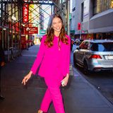 Karlie Kloss weiß, was ihr steht! Das Model trägt einen Hosenanzug in Neonpink und ist damit der Hingucker auf den Straßen von New York. In der Kombination mit Nude-Heels bekommt ihr Look einen eleganten Touch und wird dadurch alltagstauglich.
