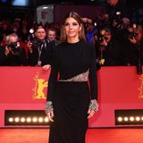 Hollywoodstar Marisa Tomei verpasst als Teil des Casts natürlich auch nicht die Berlinale-Premiere von "She Came to Me" und wählt dafür ebenfalls ein schwarzes Kleid, das an Ärmeln und an der Taille mit Perlen bestickt ist.