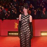 Anne Hathaway setzt bei der "She Came to Me"-Vorführung auf Transparenz und lange Handschuhe. Sie spielt in der Romantic Comedy eine der Hauptrollen.