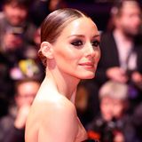 Einfach nur wow. Olivia Palermo trägt das glamouröseste Augen-Make-up des Abends und setzt auf intensive Cat-Eyes und perfekt definierte Wimpern. Ein Fluid Sheer Glow Enhancer von Armani Beauty sorgt für den dazu passenden strahlenden Glam-Teint. 