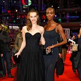 Die Topmodel-Kolleginnen Barbara Palvin und Madisin Rian bezaubern bei der Premiere des Kinofilms "Irgendwann werden wir uns alles erzählen" mit ihren Red-Carpet-Looks in Schwarz und Schwarzblau.