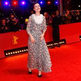 Schauspielerin Marlene Burow verbreitet mit ihrem verspielten Chiffon-Look mit Spitzenkragen beste Laune auf dem Premieren-Teppich.