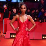 Moderatorin Hadnet Tesfai macht mit ihrem roten Traunkleid einen ganz glänzenden Eindruck auf dem roten Teppich der Berlinale 2023.