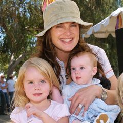 2006 ist ein gutes Jahr für Brooke Shields. Ihre zweite Tochter Grier Hammond kommt zur Welt, die sie zum Family Fun Festival und Poloturnier mitnimmt. Aus dem Nesthäkchen ist mittlerweile ein schöner Teenie geworden, wie neuste Bilder beweisen. 