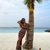 Posieren kann Topmodel Rosie Huntington-Whiteley ohnehin, und wo könnte das noch schicker aussehen als unter Palmen auf den Malediven? Dort passt auch der sexy Ringellook in herbstlichen Tönen perfekt zum exotischen Baum.