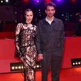 Schauspieler und Filmemacher Jay Baruchel kommt mit seiner Frau Rebecca-Jo Dunham zur "BlackBerry"-Premiere. Sein Harry-Rosen-Zweiteiler ist ein ungewohnt lässiger Red-Carpet-Look, dafür geht Rebecca in einem handgemachten Outfit von Jill in die Vollen. 