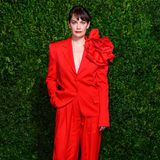 Rosige Style-Zeiten brechen mit dem knalligen Anzuglook von Ruth Wilson an. Auch sie ist zu Gast bei der Pre-BAFTA-Party.