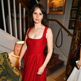Felicity Jones hat sich für die Pre-BAFTA-Party von Charles Finch und Chanel einen blütenverzierten 50s-Look in Rot ausgesucht.