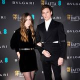 Hannah Bagshawe im Samtlook von Chanel und Eddie Redmayne im Anzug mit Cut-out-Optik bringen sich und uns schon mal in Style-Stimmung.