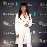 Die Siebziger lassen grüßen: Angela Bassett leuchtet bei der BAFTA Nominees Party im extravaganten, weißen Anzug mit Herzchen-Knöpfen.
