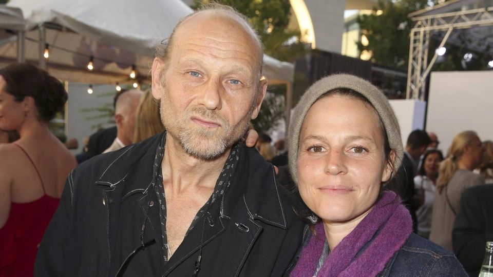 Mit Maria Simon hat Devid Striesow sein ältestes Kind Ludwig Simon. Anschließend war die Schauspielerin bis 2021 mit "Tatort"-Star Bernd Michael Lade verheiratet.