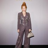 Mehr ist mehr! Palina Rojinski besucht die Bulgari Night in einem taupefarbenen Anzug von Gucci mit vielen glitzernden Applikationen. Dazu trägt sie Plateau-Heels und eine kleine Bag in Trapez-Form.