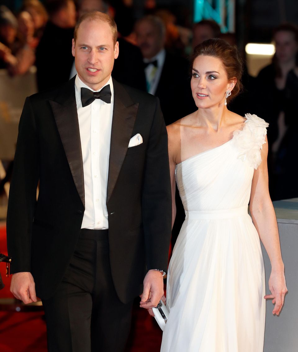 Prinz William und Catherine, Princess of Wales, bei den British Academy Film Awards 2019. Hier ziert ihre Robe noch mehrere florale Applikationen. 