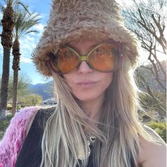 In Heidi Klums Wahlheimat Los Angeles herrschen bereits sommerliche Temperaturen. Ein Grund mehr für Heidi, sich eine coole Sonnenbrille aufzusetzen. Zusammen mit ihrem Fellhut versprüht das Model echte Frühlingsgefühle. 