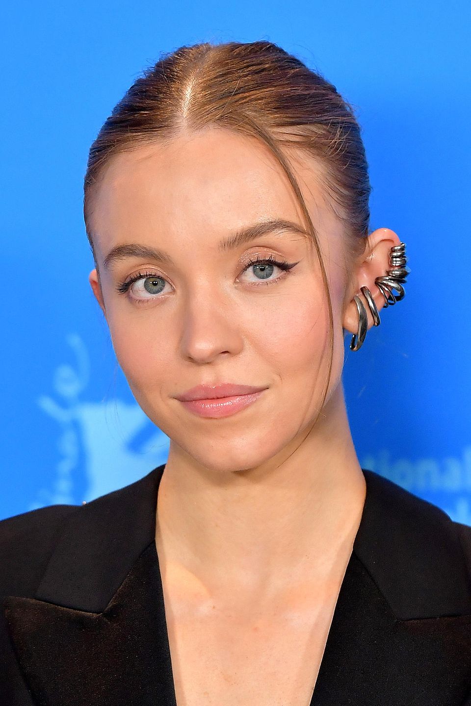 Berlinale 2023: Kleiner Wing, große Wirkung: Armani Beauty Gesicht Sydney Sweeney setzt bei der Berlinale auf einen Kitty Liner. Kleiner Wing, große Wirkung: Armani Beauty Gesicht Sydney Sweeney setzt bei der Berlinale auf einen Kitty Liner.