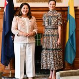 Im Rahmen ihrer Neuseeland-Reise trifft Kronprinzessin Victoria die Generalgouverneurin. Zu diesem Anlass trägt sie ein Kleid der Marke by Marina. Farblich passend entschied sie sich für braune High Heels und eine Clutch in der gleichen Farbe.