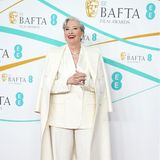 Beste Award- und Style-Laune verbreitet Emma Thompson in ohrem cremefarbenen Anzug-Mantel-Ensemble auf dem Red Carpet der BAFTAs.