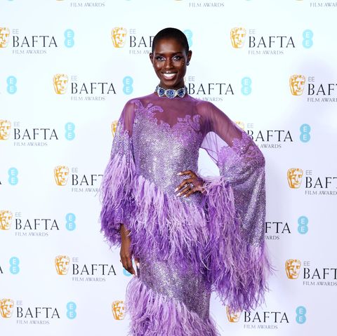 Jodie Turner-Smith glitzert bei den BAFTAs in einem fedrigen Gucci-Pailletten-Look in Lila. 